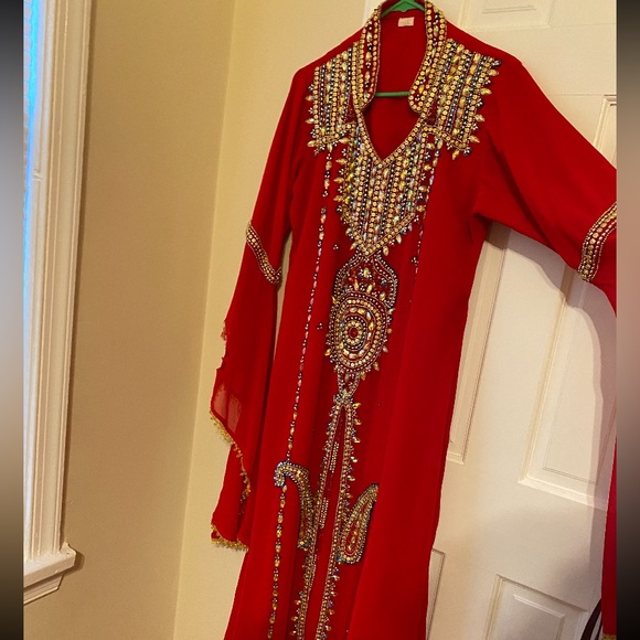 Kaftan, gently used but has a small rip on one sleeve - Picture 3 of 5